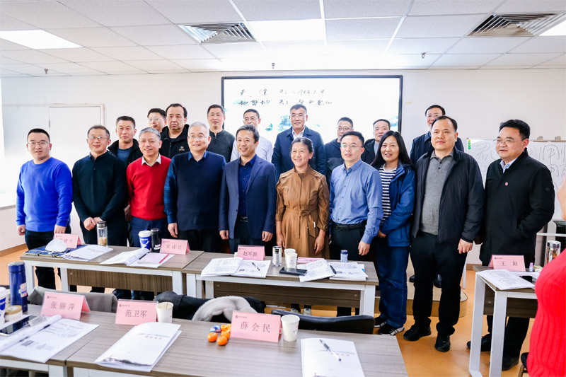 融商学院清大工商管理EMBA总裁班2023年午间与老师合影